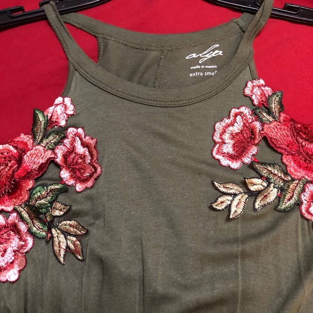 Francescas Collection Cold Shoulder Top - Picture 2 of 3